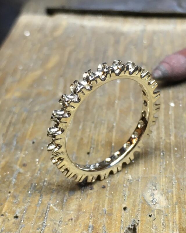 “Dettagli”
———————
Fedina giradito in oro bianco 18kt lavorata dal pieno, sgriffata a lima e bulino (ongella/ferro piatto)
Diamanti ct1.00 E/F vvs1-vvs2 calibrato.
—————————
#vanità #vanitaorafo #iskraline #iskralineorafo #fattoamano #lavoroepassione #amoilmiolavoro #lavoroartigianale #artigianatoitaliano #artigianatoorafoitaliano #griff #passionelavoro #diamond #pezziunici #oro #goldendetails #dettagli #dettaglichefannoladifferenza #unico #jewelry #jewelrydesign #jewelrypassion #proporzioni #incastroperfetto