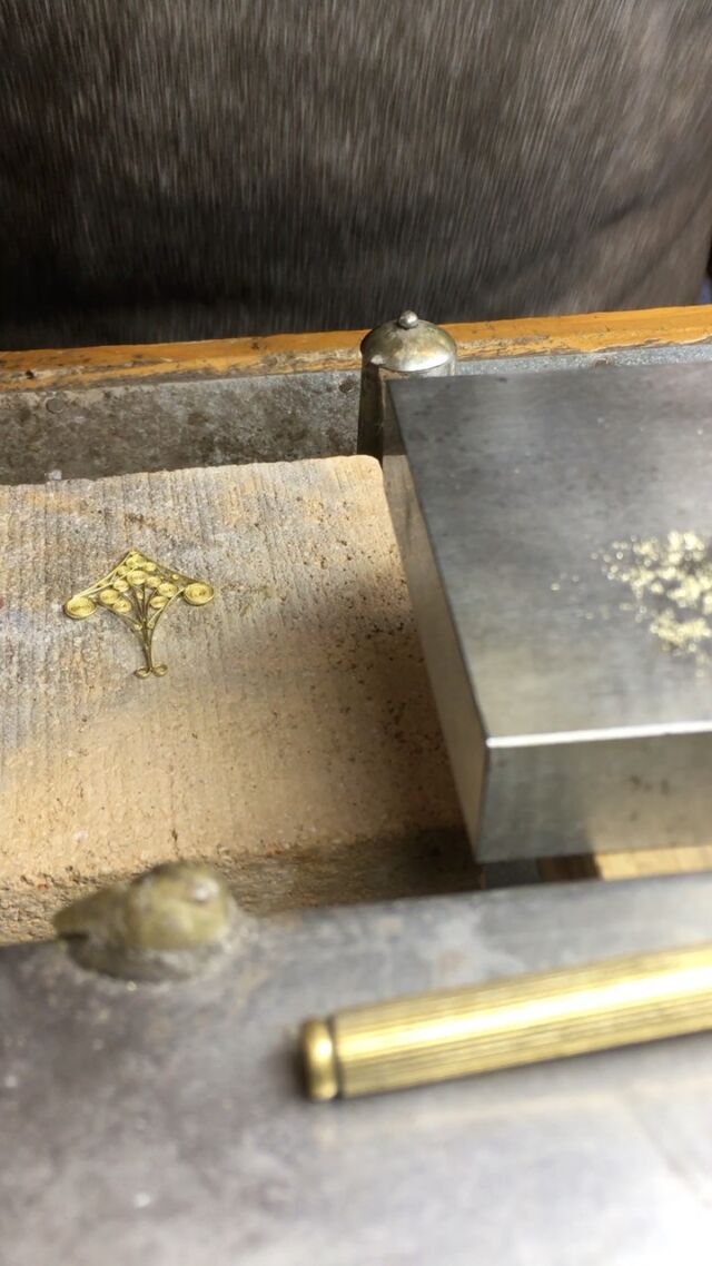 Coppia di orecchini in oro 18kt 
Tecnica: filigrana su scafatura , granulazione ,filo laminato.
Spessori 0,18>0,30
Saldatura in polvere 18kt