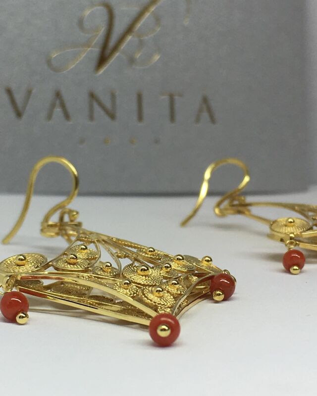 Oggetto: coppia orecchini oro giallo 18kt
- tecnica mista : filigrana , filo laminato ,granulazione ,saldatura in polvere18kt
-corallo naturale 
Tempo di esecuzione: 7gg
———————————-
#oro #gold #18kt #filigrana #liberty #libertystyle #handmade #madeinitaly #vanitajesi #pezzounico #passione #altagioielleriaitaliana #artisanjewelry #orafoitaliano #pazienza #jewelry #orecchinifattiamano #original #earrings #iskralineorafo #vanitaorafo