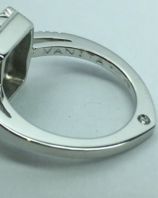 “ l’insieme di dettagli”
————————————
Anello in oro bianco 18kt , smeraldo colombiano ,diamanti taglio brillante.
Lavorazione composita tecnica mista 
#oro #18kt # oro bianco # iskralineorafo #gold #fattoamano #handemade #artigianatoitaliano #eccellenzaorafa #altagioielleria #artisanjewelry #jewelry #goldsmith #laforma #unico #particolare #dettagli #passioneorafa