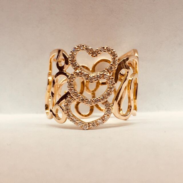Anello modulare in oro rosè 18kt /inserto cuori incastonati a granette con diamanti taglio brillante—— #cuore 
#diamond 
#oro 
#ororosa 
#pezziunici 
#artist 
#iskralineorafo 
#orafoitaliano 
#gioielliartigianali 
#amoilmiolavoro 
#artisanjewelry 
#artisanwork 
#lavoroalbanco