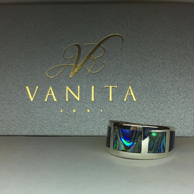 “Abalon”
Anello argento 925/mml con inserti di conchiglia Abalone .
Tecnica: traforo su lastra spessa 
mm 2,50 
Incastonatura con tecnica agemina rifinitura con pece nera .
———————-
#vanitajesi #iskralineorafo #iskraline #pezziunici #gioielliartigianali #gioiellipersonalizzati #lavoroepassione #amoilmiolavoro #orafo #artigianatoitaliano #artigianatoartistico #lavoroalbanco #handemade #handmadejewelry #jewelry #jewelrydesign #artisanjewelry #artisanmade #argento925 #abalone .