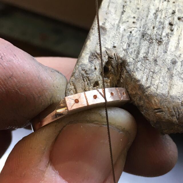 Vera 4 brillanti in oro rosè e oro bianco 18kt.
Insolito il modello in esame per via delle 4 pietre (brillanti ct 0,50 totali F/VVs1)  insolito perché la maggior parte delle vere o riviere, hanno quasi sempre un numero dispari di pietre incastonate.
Ho volutamente eseguito ,tale modello solo per sfatare un limite che avevo in testa ,cioè le proporzioni che sono per me un ricorrente esame da sostenere ogni qual volta faccio un qualsiasi gioiello , soprattutto se c’è una parità di motivo o modulo in serie da costruire manualmente, come in questo caso a lavoro finito le proporzioni fanno da padrone .

#gioielliartigianali #gioiellifattiamano #gioielliunici #madeinitaly #handemade #jewelry #jewelrydesign #artisanmade #artisanwork #orafo #orafoitaliano #iskralineorafo #vanitàlaboratorio #oro #18kt #gold #golddesign #vanitajesi #artigianatoitaliano #artigianatoartistico #eccellenzeitaliane
