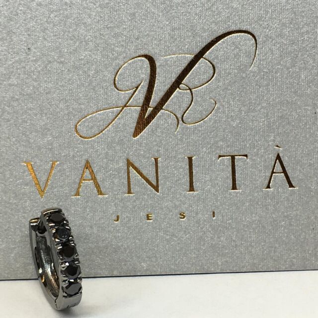 Mono orecchino in oro bianco 18kt , diamanti neri taglio brillante, bagno galvanico 
3micron rodio Black -Linea  uomo-
—————————
#vanitajesi #vanitaorafo #gioielliunici #gioielliartigianali #gioiellifattiamano #handmadeinitaly #handmadejewelry #workinprogress #goldwork #amoilmiolavoro #iskraline #iskralineorafo #orobianco #whitegold #earring #earringgold #lineauomo #men'sline