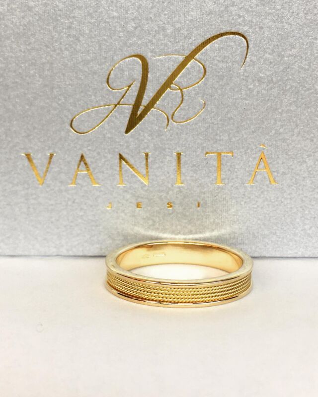 Fede Oro giallo 18kt
con inserto centrale in filigrana filo 03<06 mml 
Linea uomo in oro giallo —————————
#vanitajesi #iskralineorafo #iskraline #oro #18kt #18ktgold #lavoroartigianale #fattoamano #fattoamanoinitalia #filigrana #jesi #pezziunicirealizzatiamano #orafo #handemade #madeinitaly #artisanwork #artisanjewelry #amoilmiolavoro #lavoropassione #artisangold #orafoitaliano